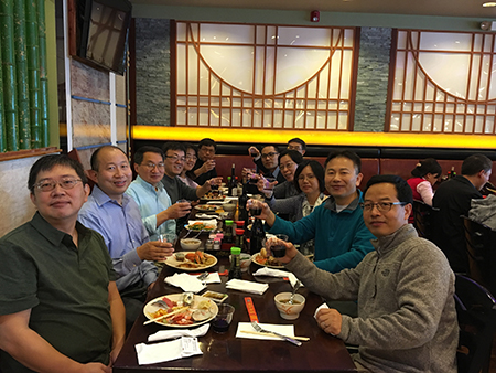 下届SAPA会长刘建博士（左），，，，，，BJL平台新泽西客户总监王建锋博士（右5）等专家碰杯庆佳节
