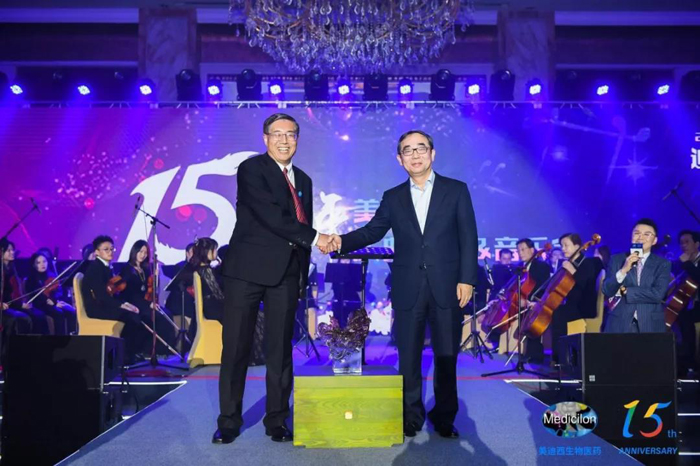 BJL平台CEO陈春麟（左）与恒瑞集团董事长孙飘扬（右）合影