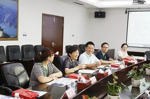 宜昌人福药业副总裁、总工程师李莉娥，，，，，，产品开发中心主任吕金良，，，，，，副主任吴有斌、曲龙妹等