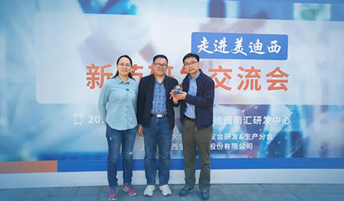 璧辰医药赠予BJL平台“BJL平台第一个候选化合物”纪念奖杯.jpg